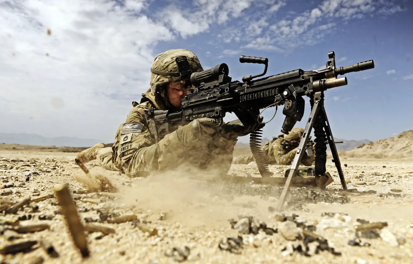 Фото обои песок, пыль, солдат, стрельба, гильзы, soldier, dust, sand