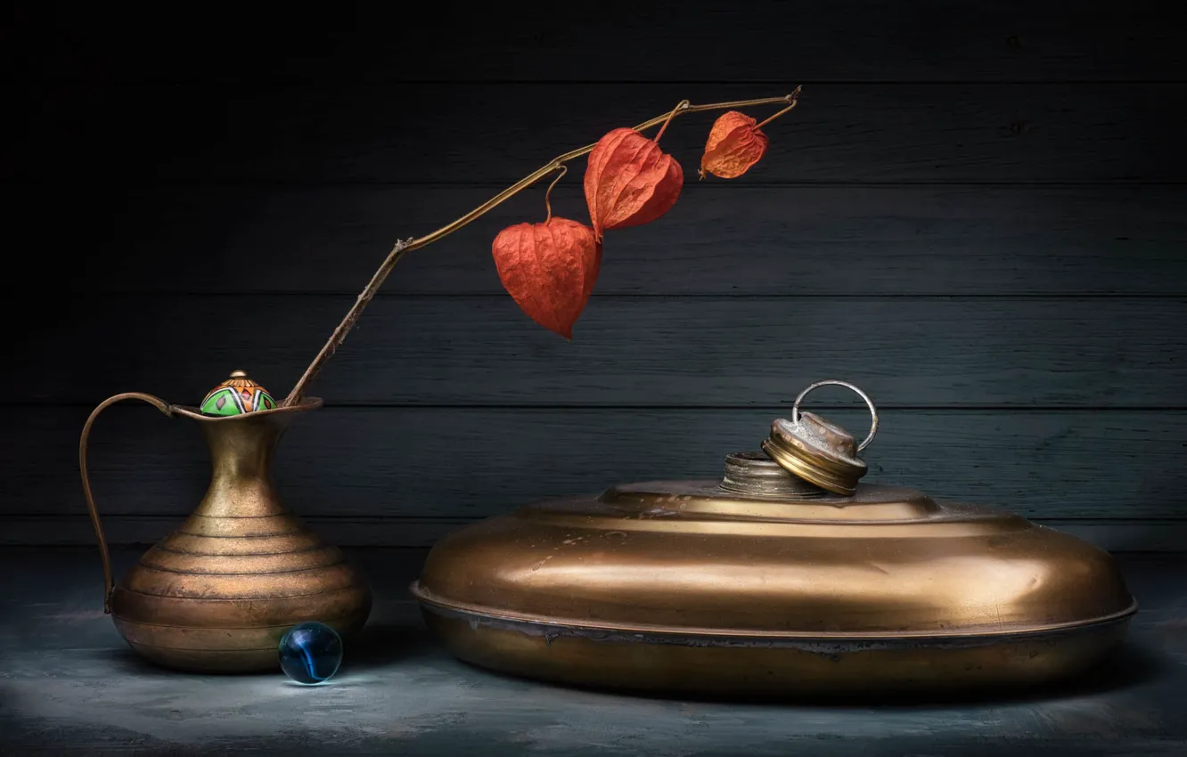 Фото обои шарики, ветки, темный фон, стол, доски, посуда, медный, кувшин