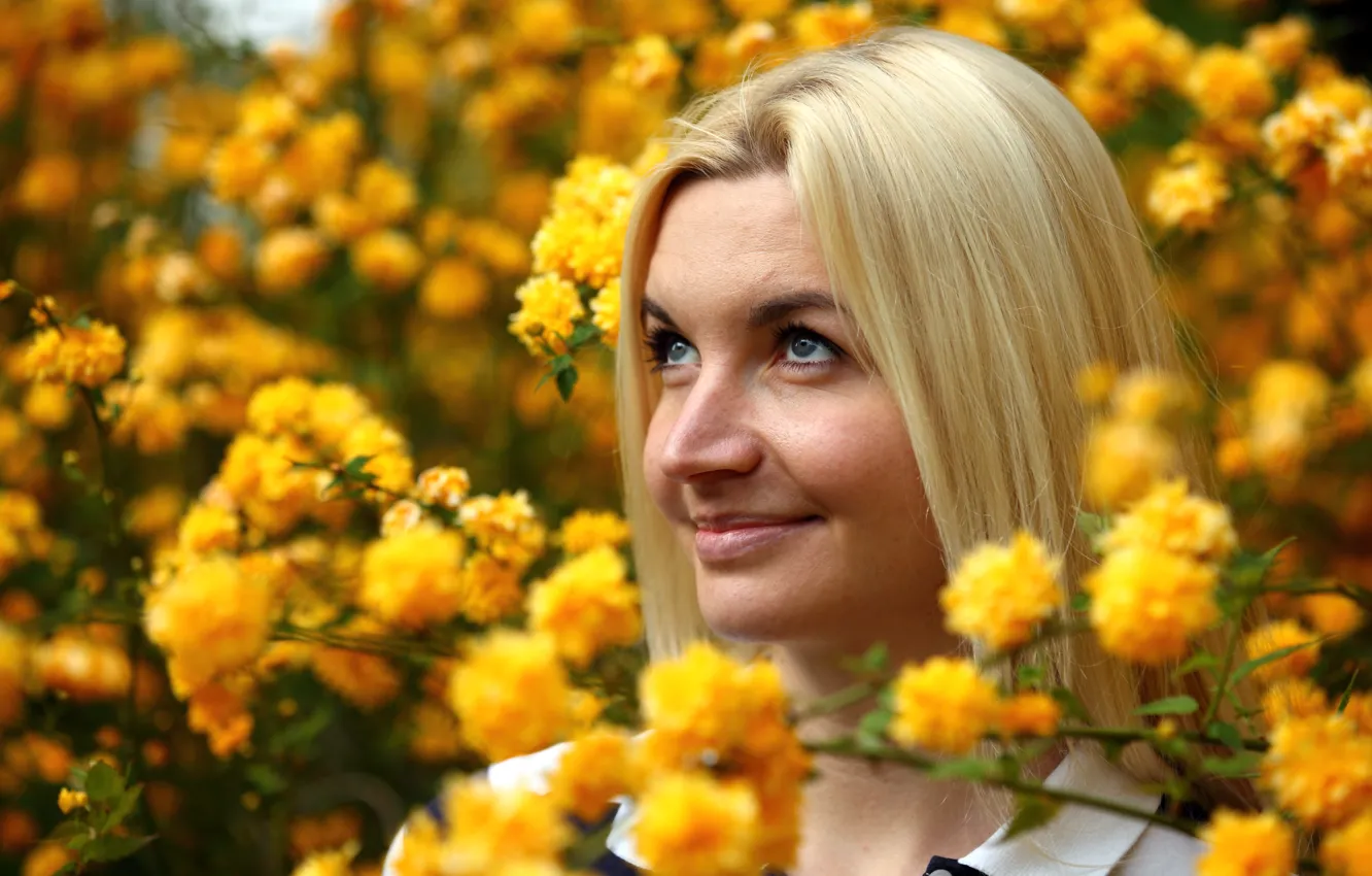 Фото обои девушка, радость, цветы, губы, girl, flowers, lips, улыбается