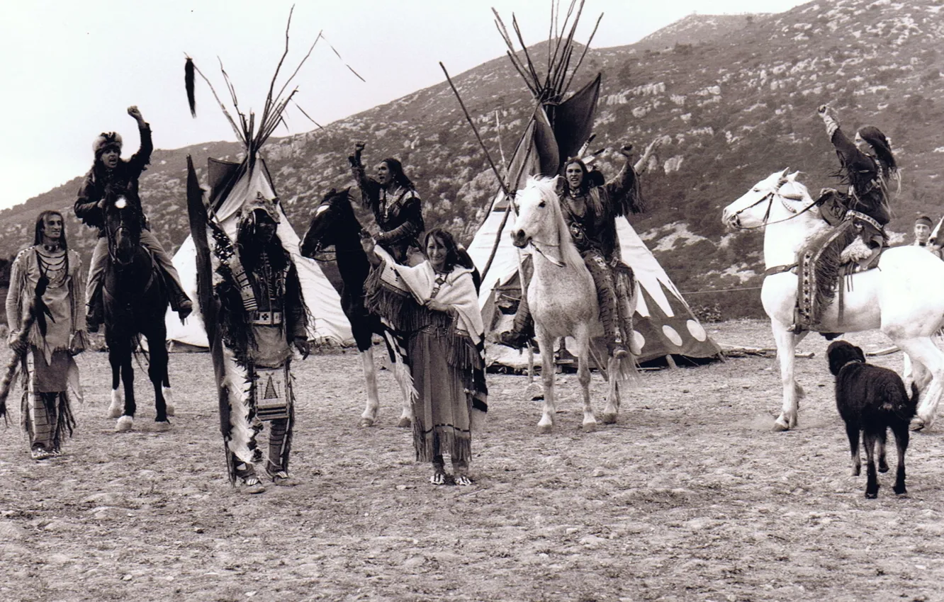 Фото обои черно-белое, индейцы, вигвамы, Tipi, Lakota