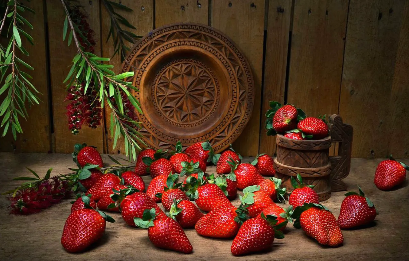Фото обои ягоды, клубника, тарелка, кружка, натюрморт
