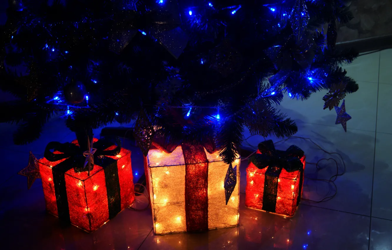 Фото обои свет, подарок, елка, подарки, new year, гирлянда, качество, christmas tree