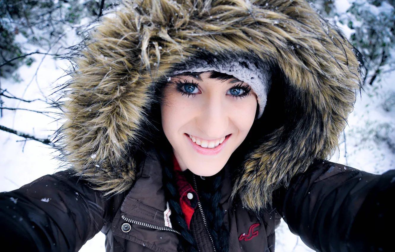 Фото обои зима, глаза, взгляд, девушка, снег, лицо, улыбка