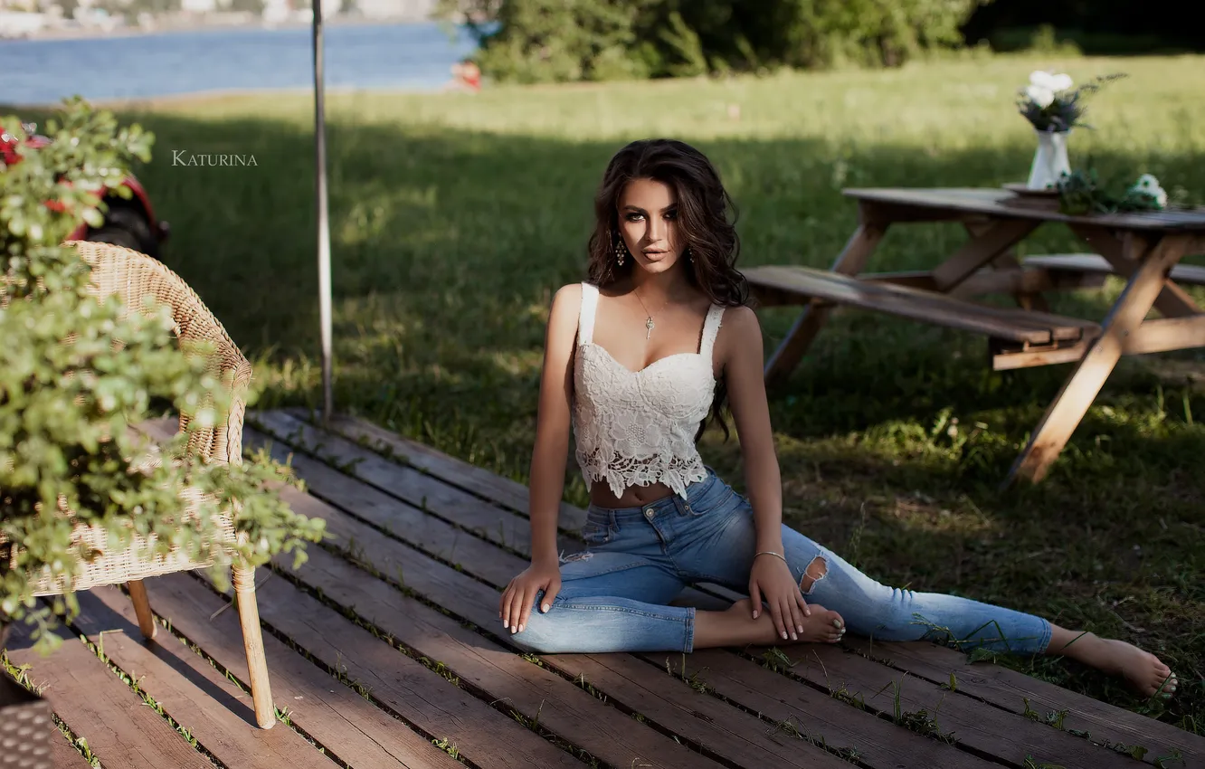 Фото обои girl, barefoot, model, jeans, brunette, necklace, feet, tank top