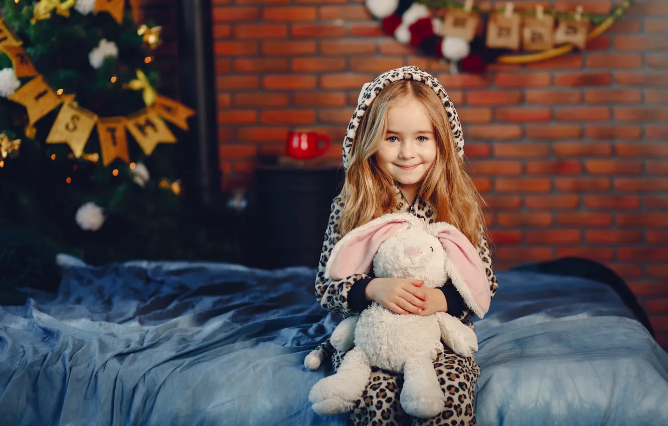 Фото обои игрушка, ребенок, кролик, Рождество, девочка, Новый год, новогодние украшения, год кролика
