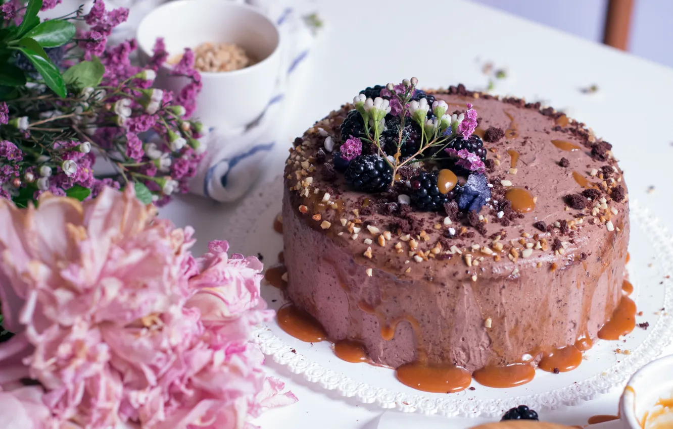 Фото обои цветы, торт, орехи, крем, ежевика, пионы, карамель
