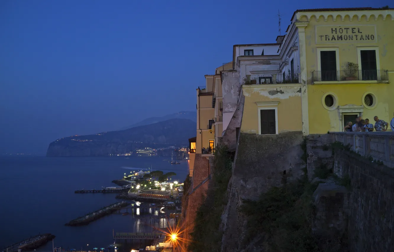 Фото обои море, ночь, огни, дома, Италия, Неаполитанский залив, Сорренто, Imperial hotel Tramontano