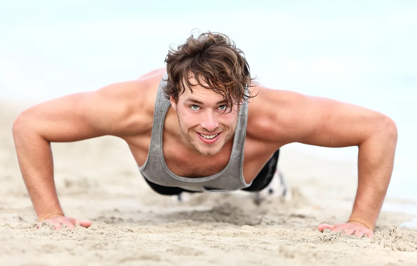 Фото обои песок, пляж, улыбка, мужчина, мускулы, отжимается