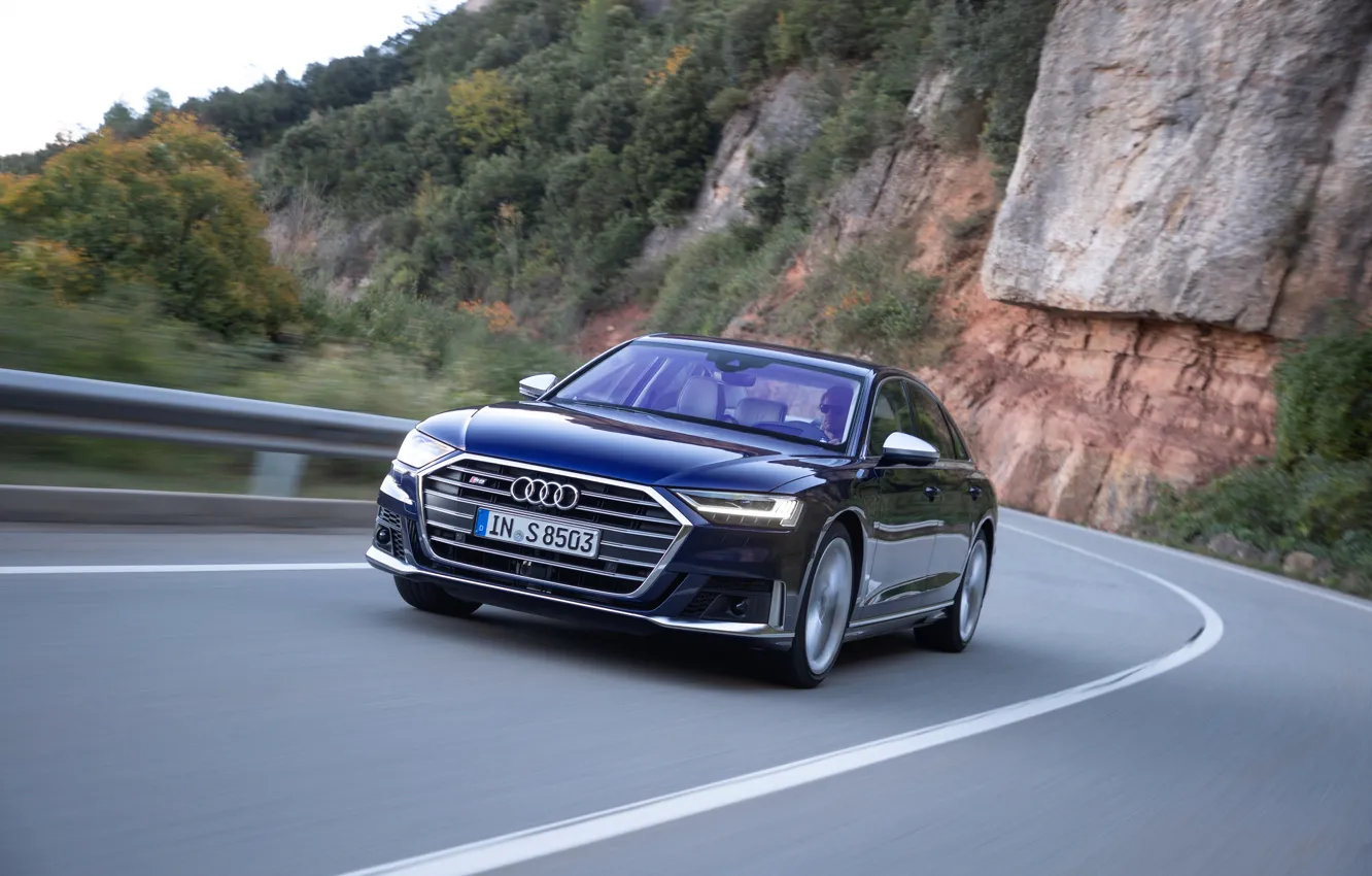 Фото обои дорога, синий, скалы, Audi, растительность, поворот, седан, Audi A8