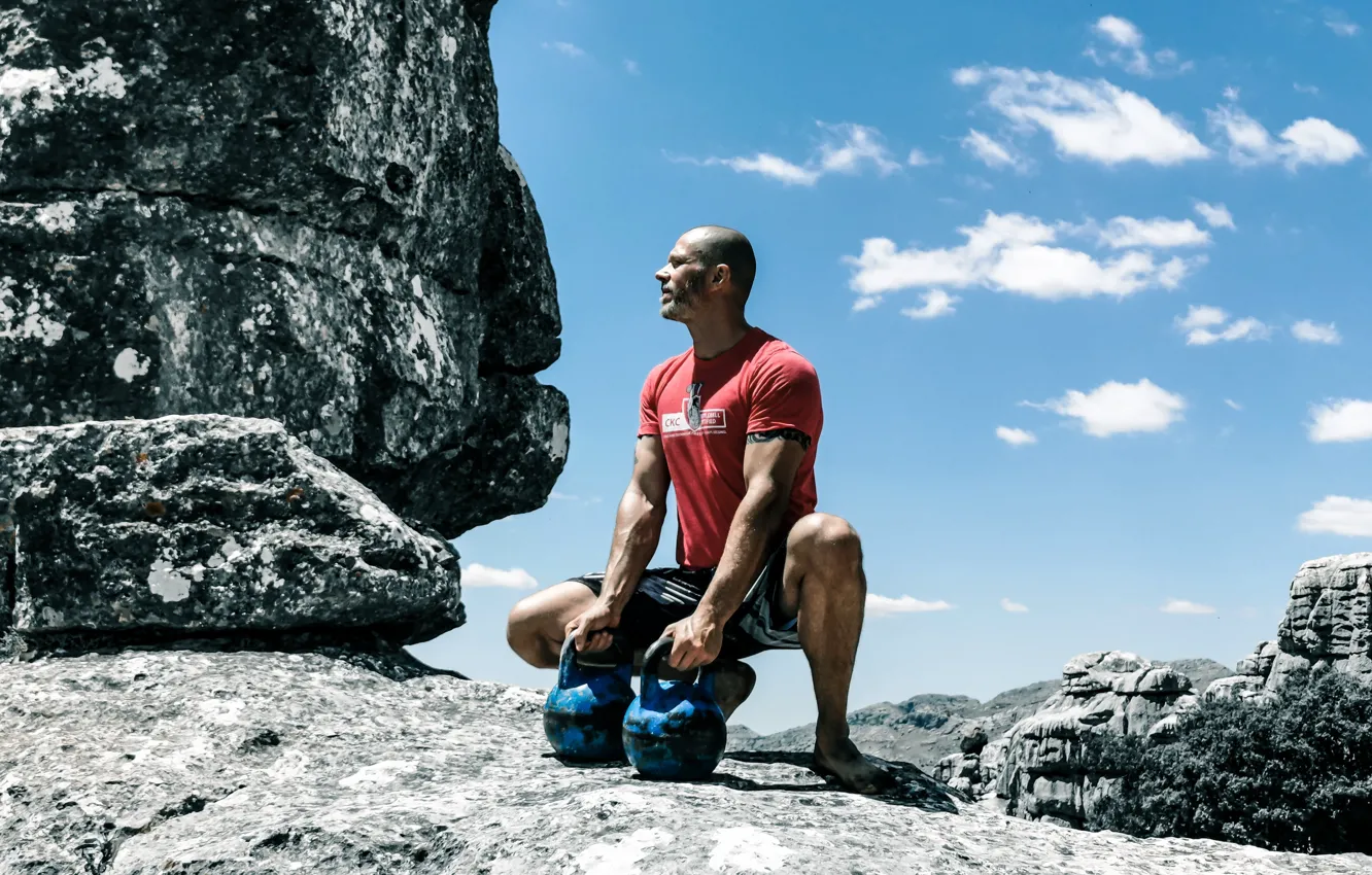 Фото обои облака, камни, сила, спортсмен, clouds, валуны, muscles, мускулы