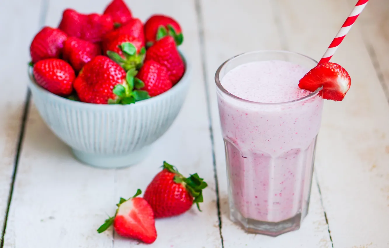 Фото обои стакан, клубника, напиток, трубочки, смузи