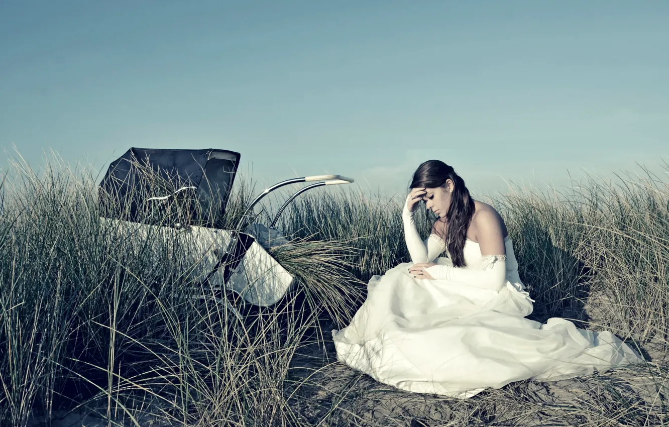 Фото обои грусть, коляска, невеста