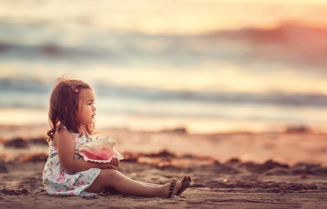 Фото обои песок, море, взгляд, берег, раковина, ракушка, девочка, малышка