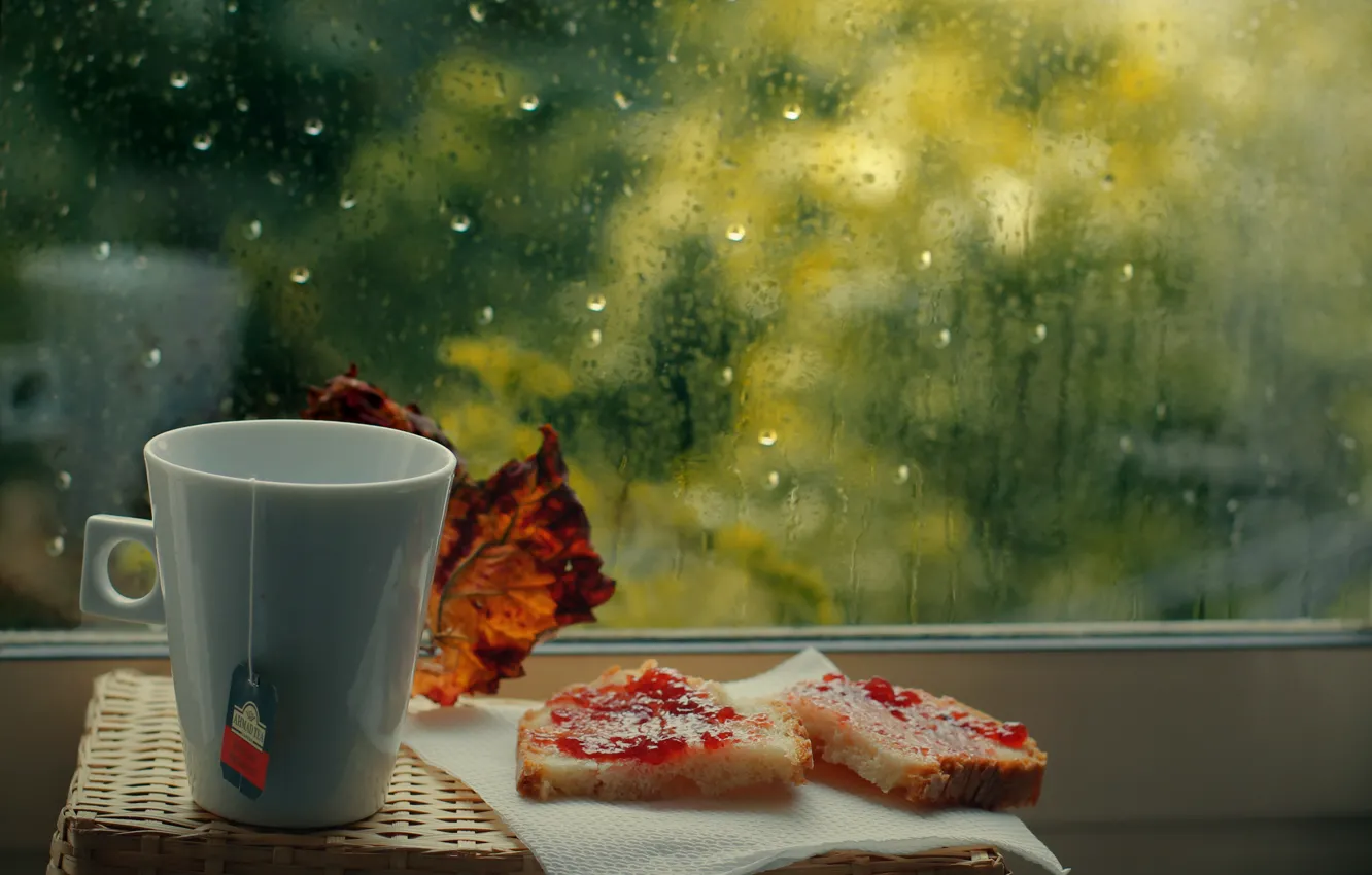 Фото обои дождь, чай, окно, кружка, чашка, джем, пакетик