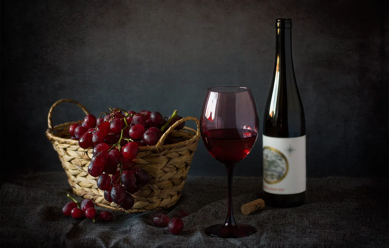Фото обои темный фон, стол, вино, бокал, бутылка, виноград, пробка, корзинка