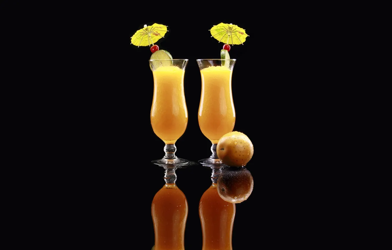 Фото обои отражение, апельсин, бокалы, зонтики, лайм, черный фон, orange, апельсиновый сок