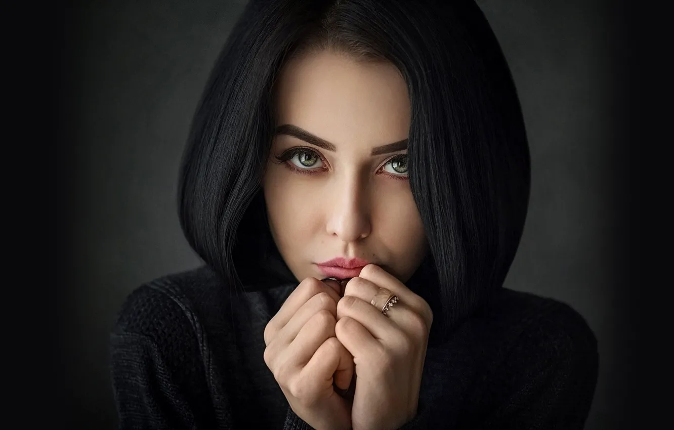Фото обои взгляд, крупный план, лицо, поза, фон, модель, портрет, руки