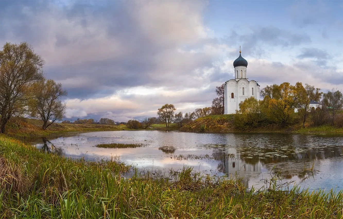 церкви но берегу реки