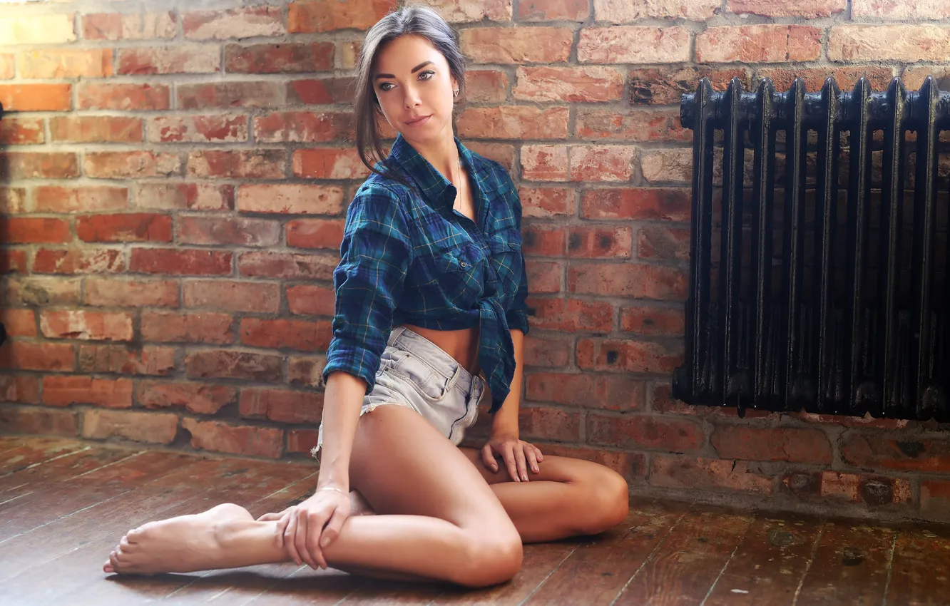 Фото обои girl, shorts, legs, woman, young, shirt