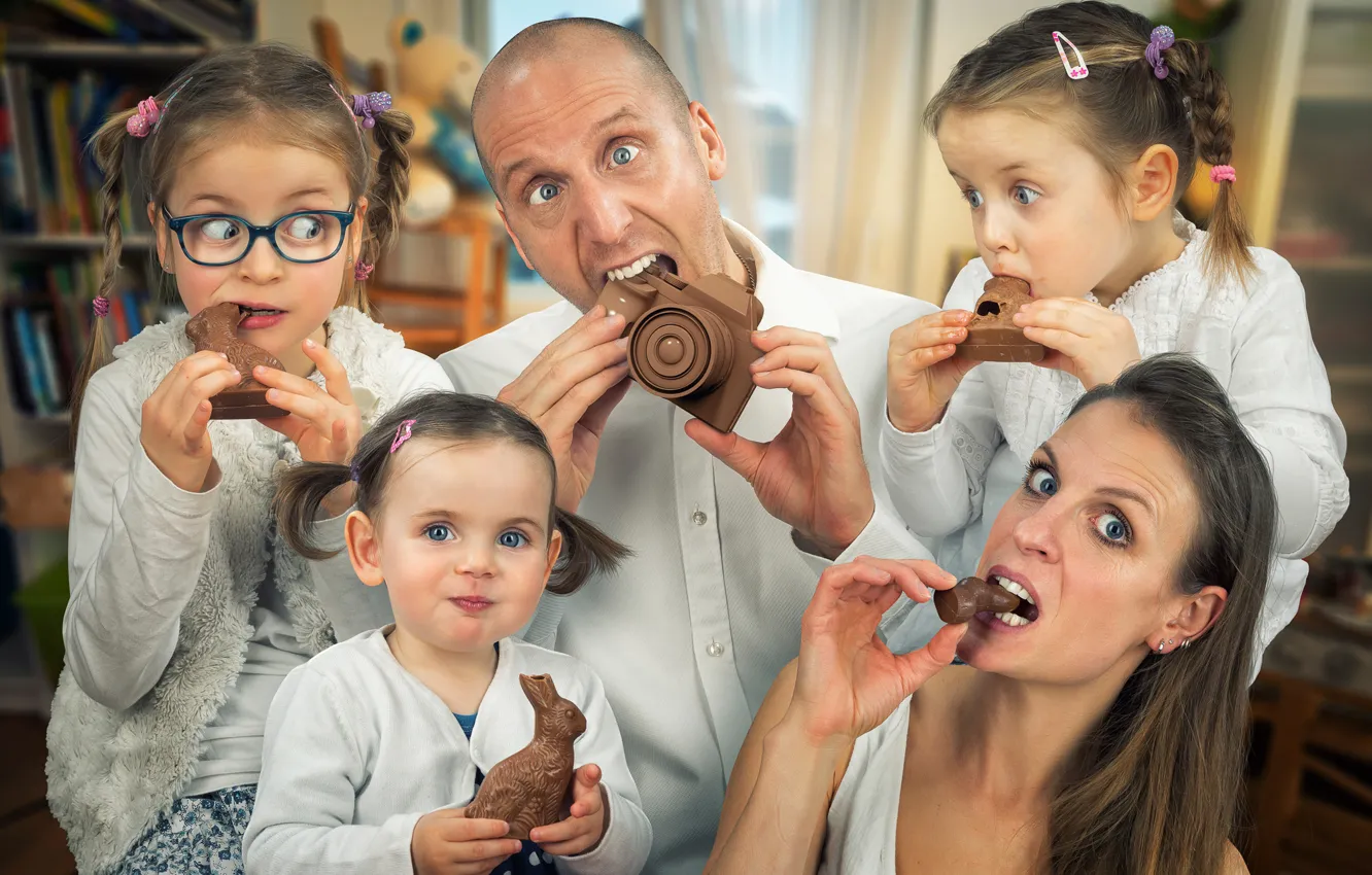 Фото обои радость, дети, шоколад, семья, родители, Happy Easter