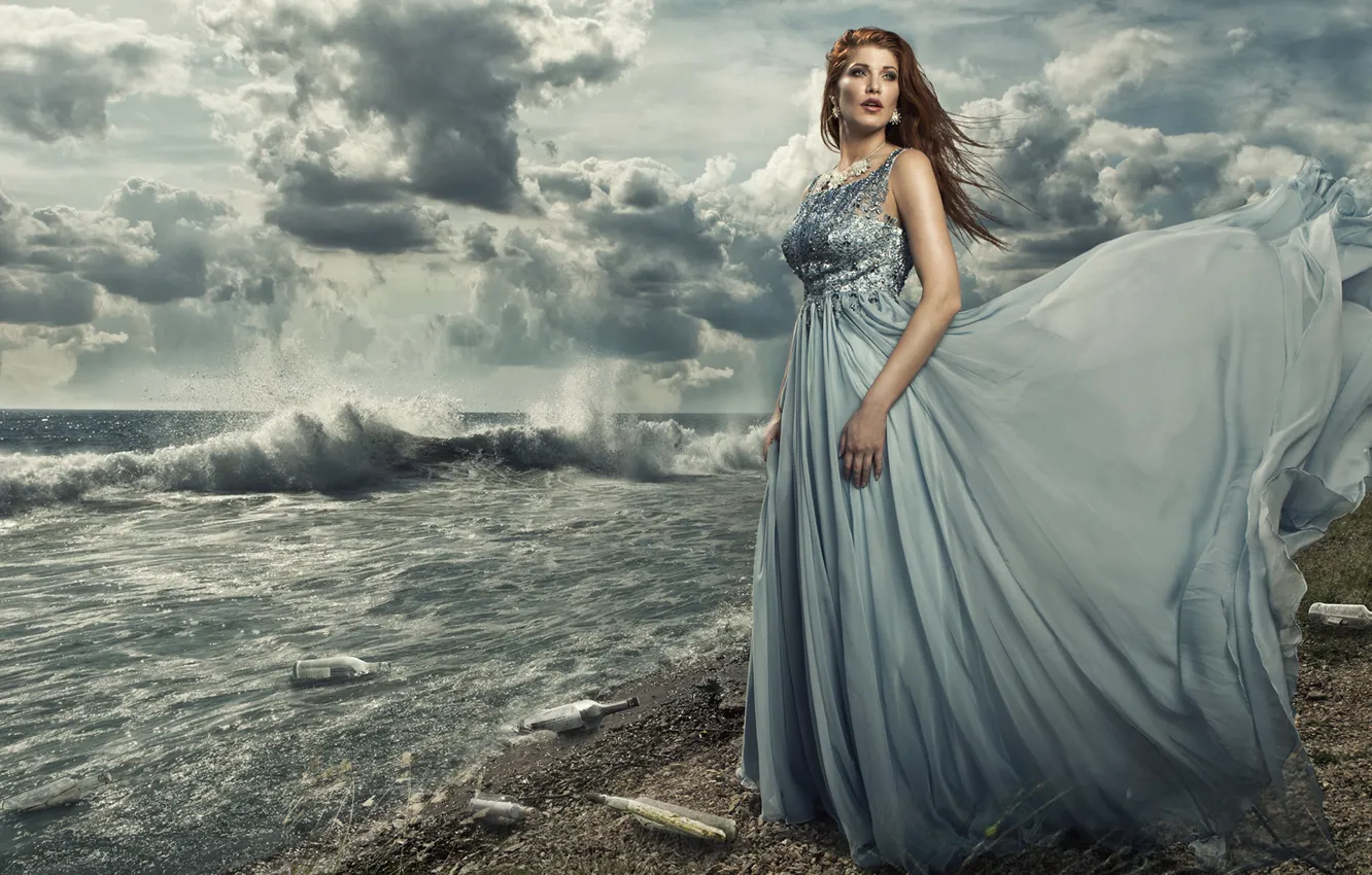 Фото обои море, облака, модель, волна, ситуация, платье, бутылки, Esseri Holmes