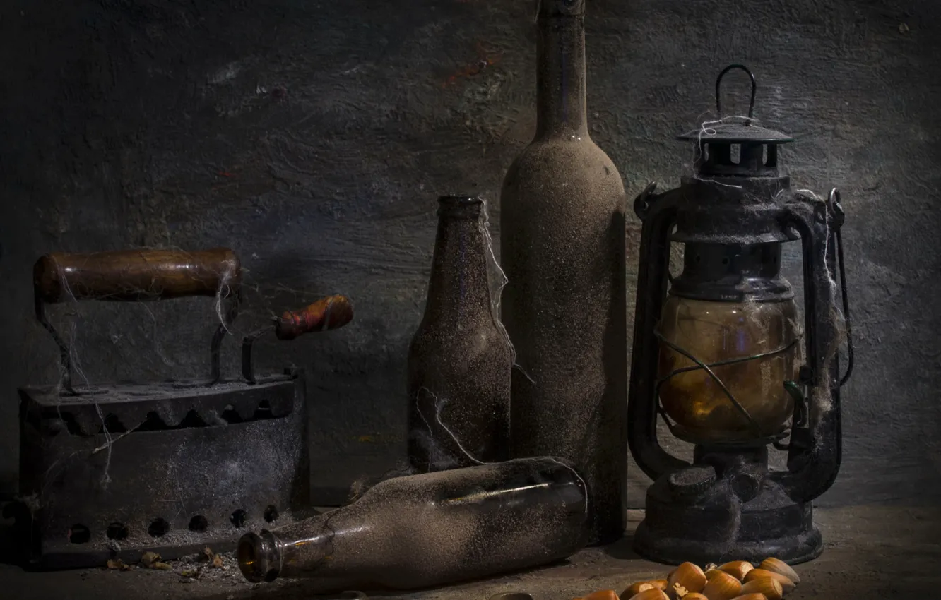 Фото обои лампа, пыль, бутылки, древность, утюг, In the cellar