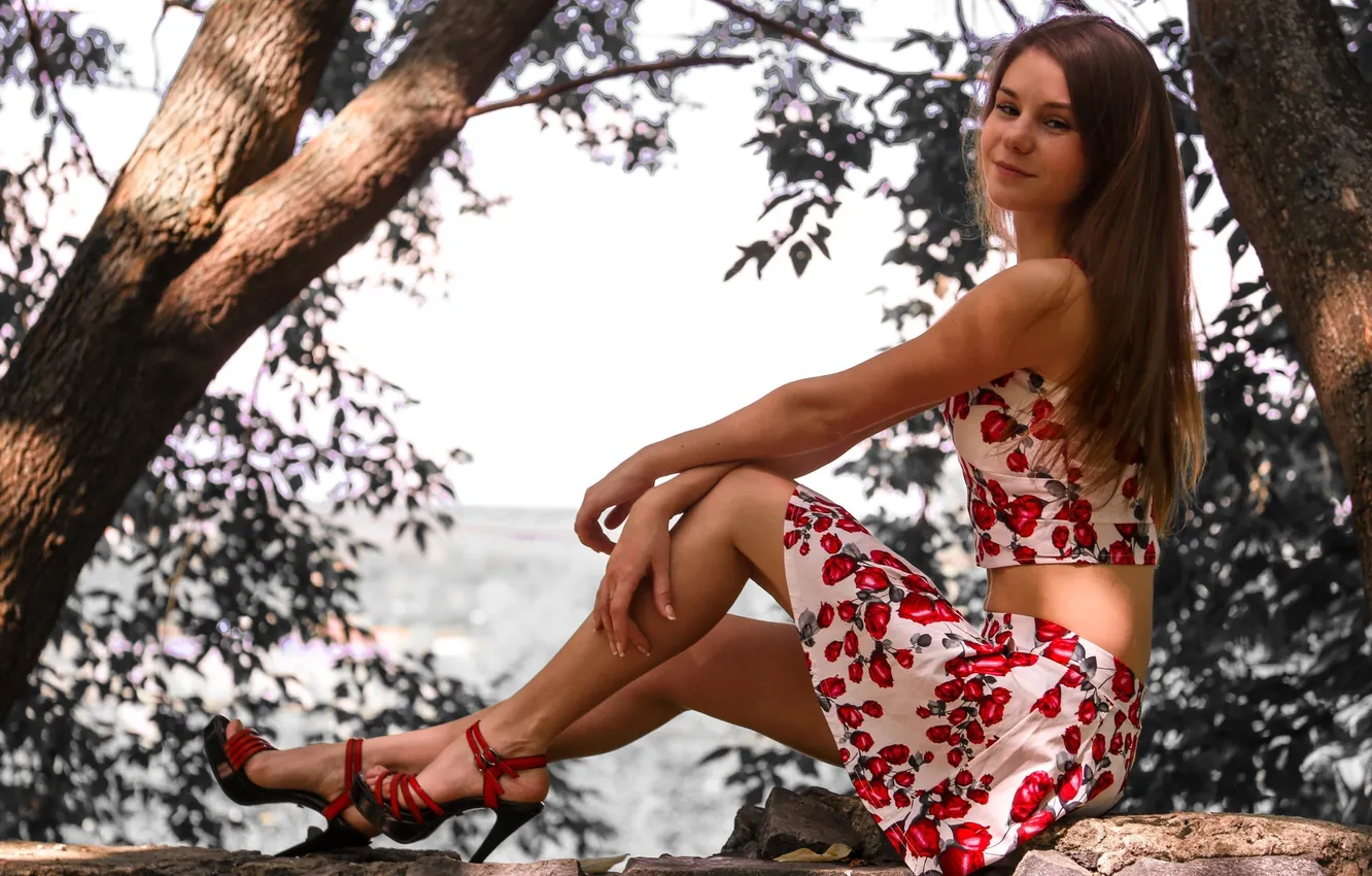 Фото обои девушка, природа, улыбка, юбка, позитив, топ, ножки, красотка