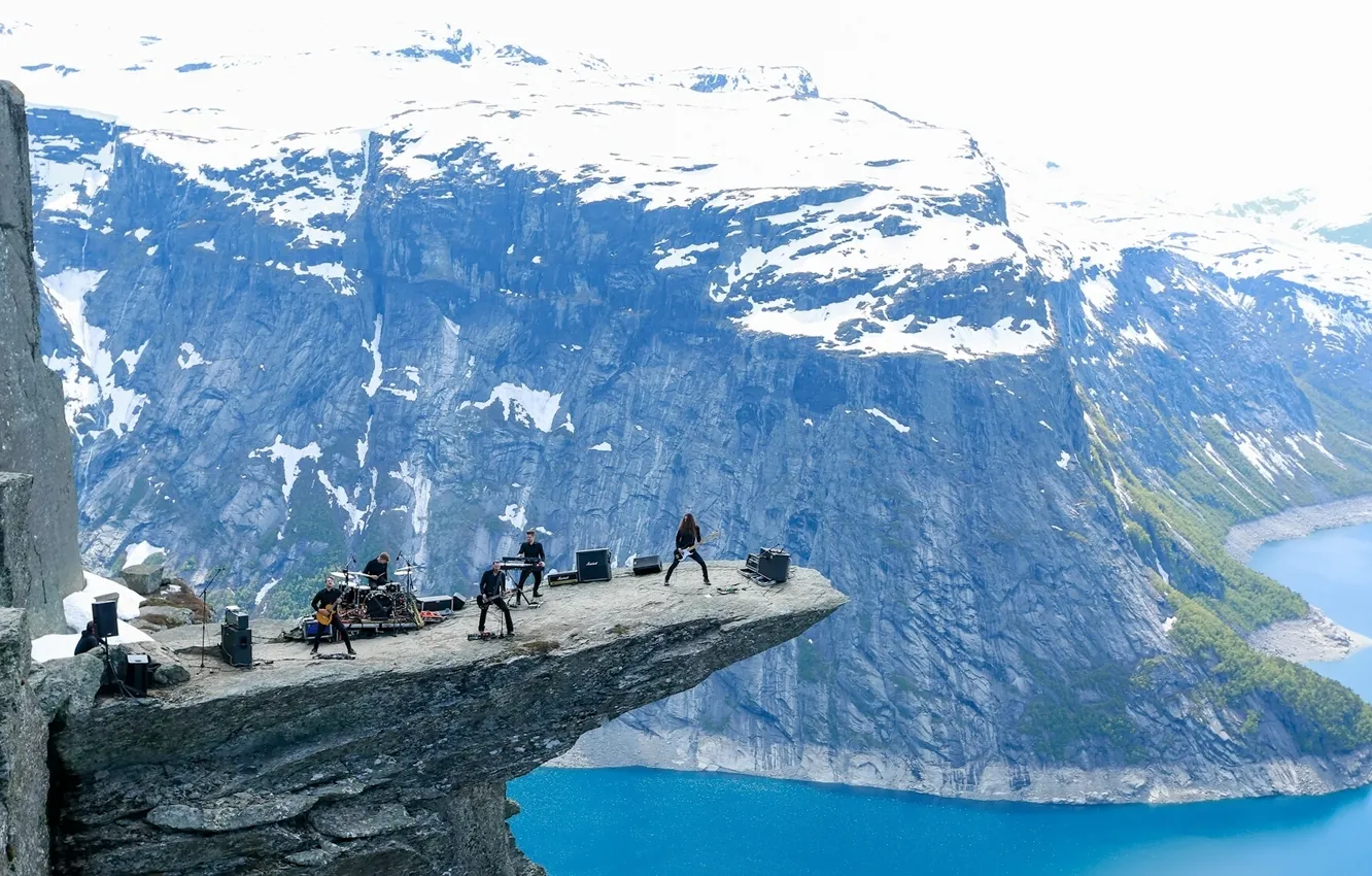 Фото обои горы, озеро, высота, группа, Норвегия, концерт, Norway, Язык Тролля