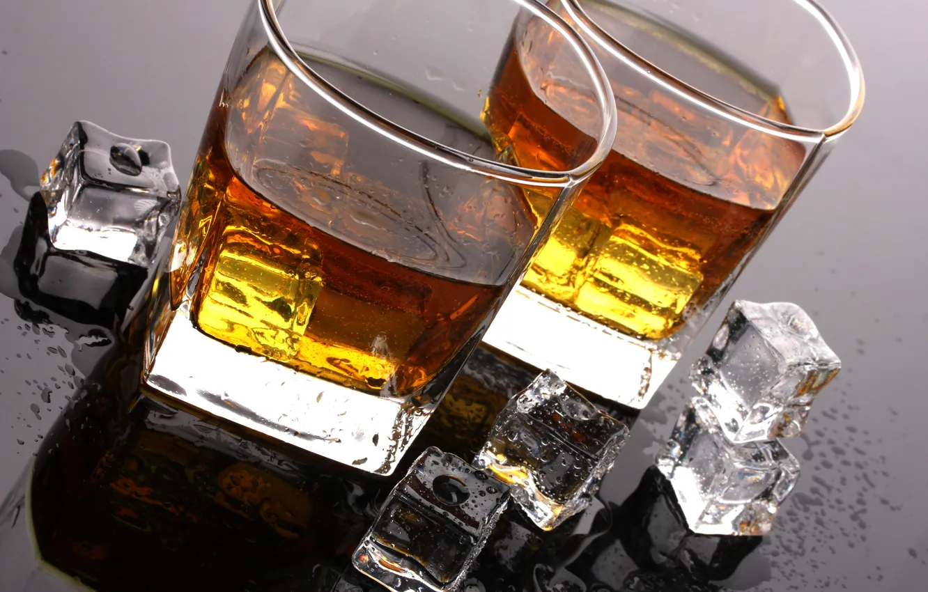 Фото обои лед, капли, стол, кубики, бокалы, алкоголь, напиток, виски