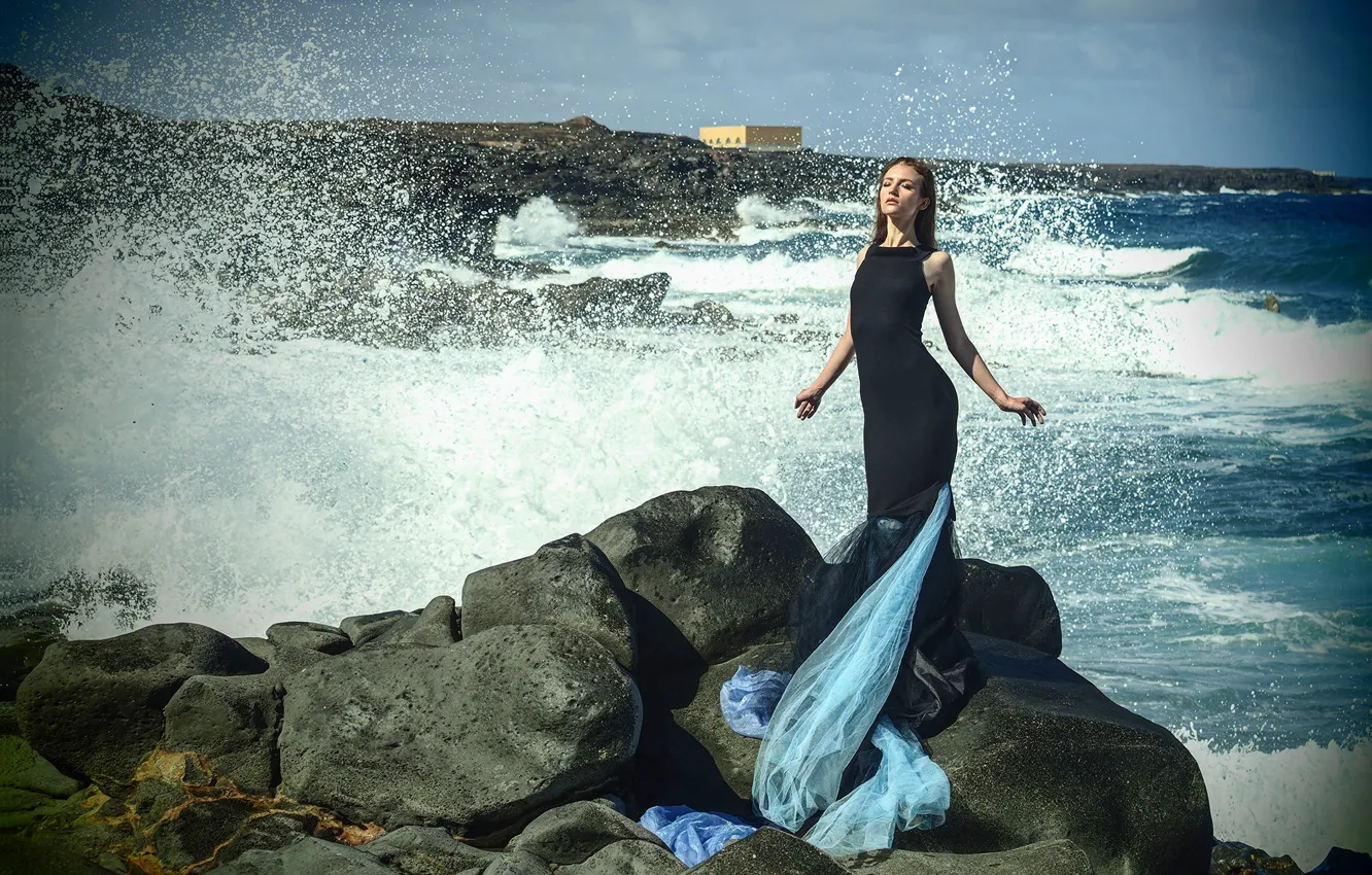 Фото обои море, девушка, брызги, поза, камни, океан, фигура, платье