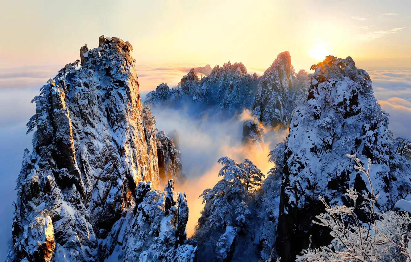 Фото обои зима, солнце, облака, свет, снег, деревья, горы, Китай