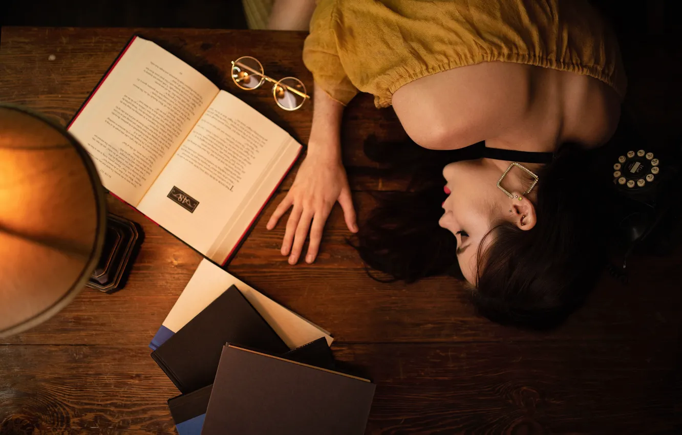 Фото обои девушка, настроение, отдых, книги, лампа, сон, ситуация, очки