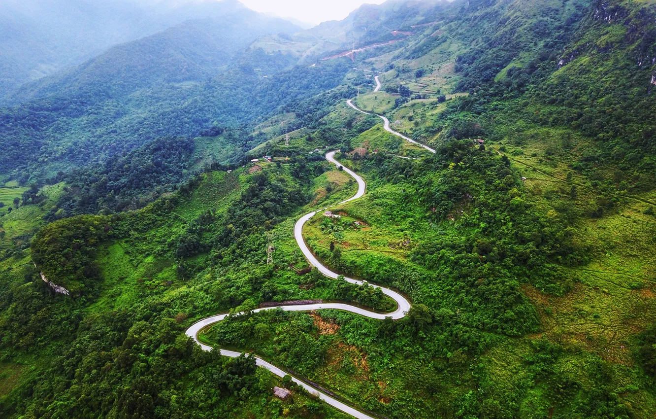 Фото обои дорога, зелень, лес, облака, деревья, горы, туман, Вьетнам