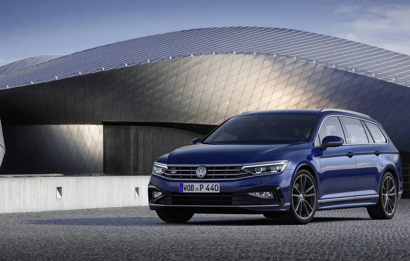 Фото обои синий, Volkswagen, строение, универсал, Passat, R-Line, Variant, 2019