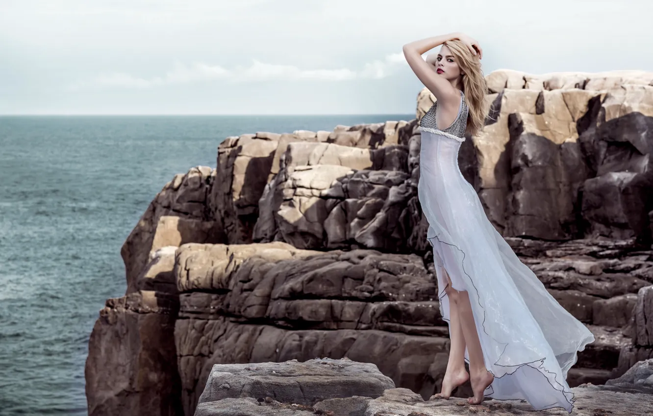 Фото обои море, взгляд, девушка, природа, настроение, скалы, фигура, платье