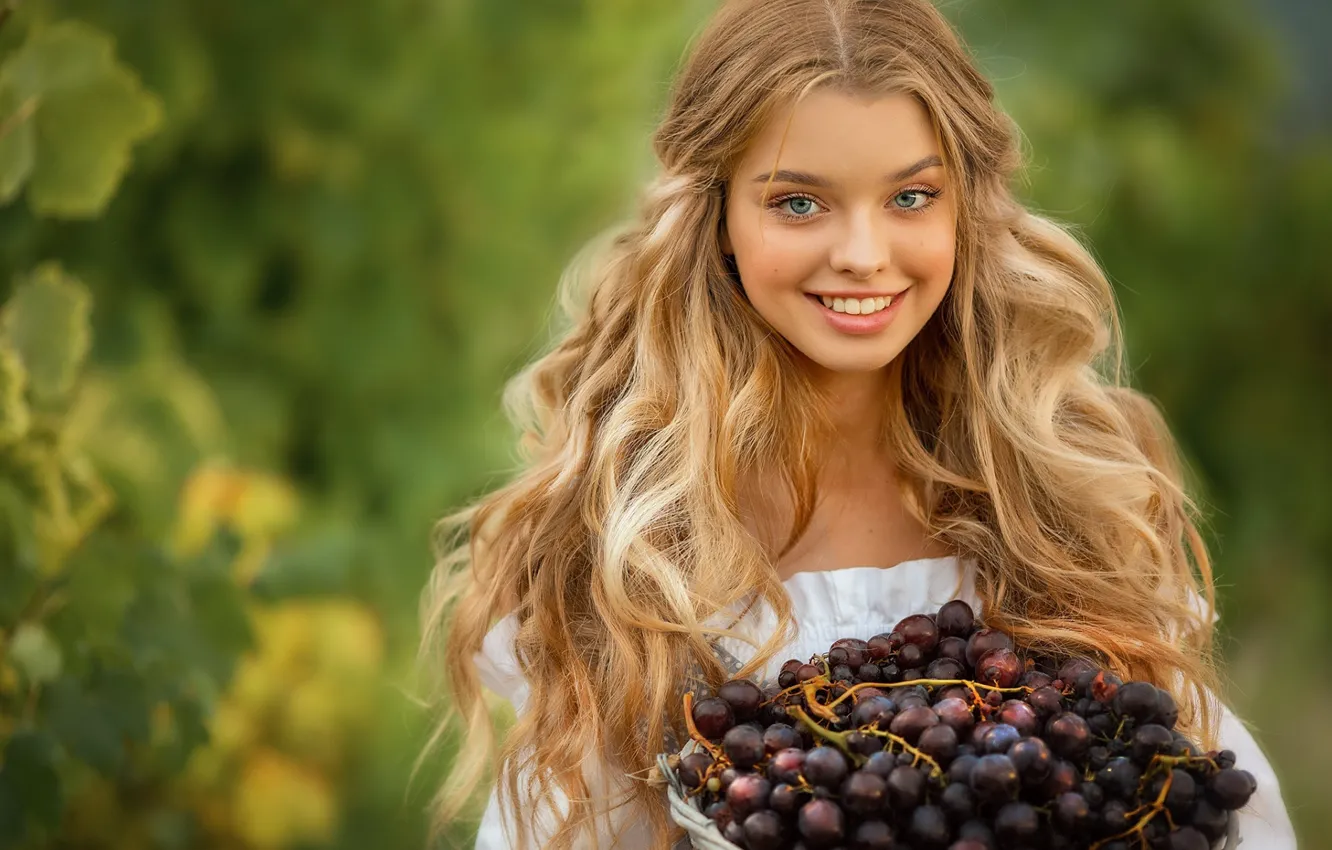Фото обои взгляд, девушка, улыбка, виноград, Irina Nedyalkova