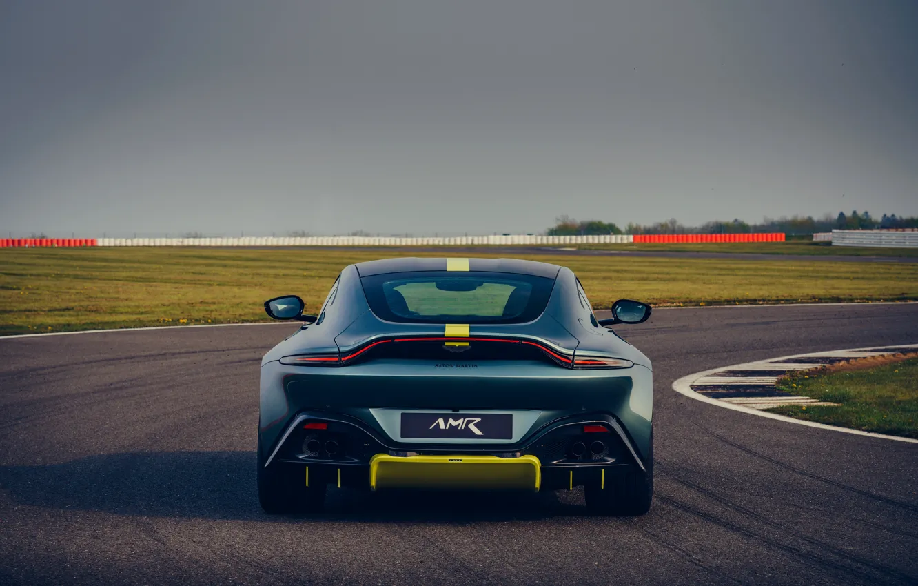 Фото обои Aston Martin, купе, Vantage, корма, МКПП, AMR, 2019, 510 л.с.