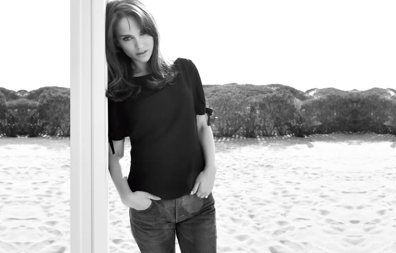Фото обои пляж, девушка, лицо, фон, фигура, ч/б, Natalie Portman, Натали Портман