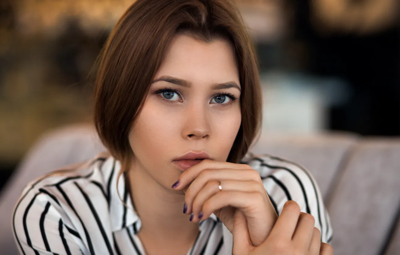 Фото обои Девушка, Фото, Взгляд, Модель, Лицо, Girl, Глаза, Руки