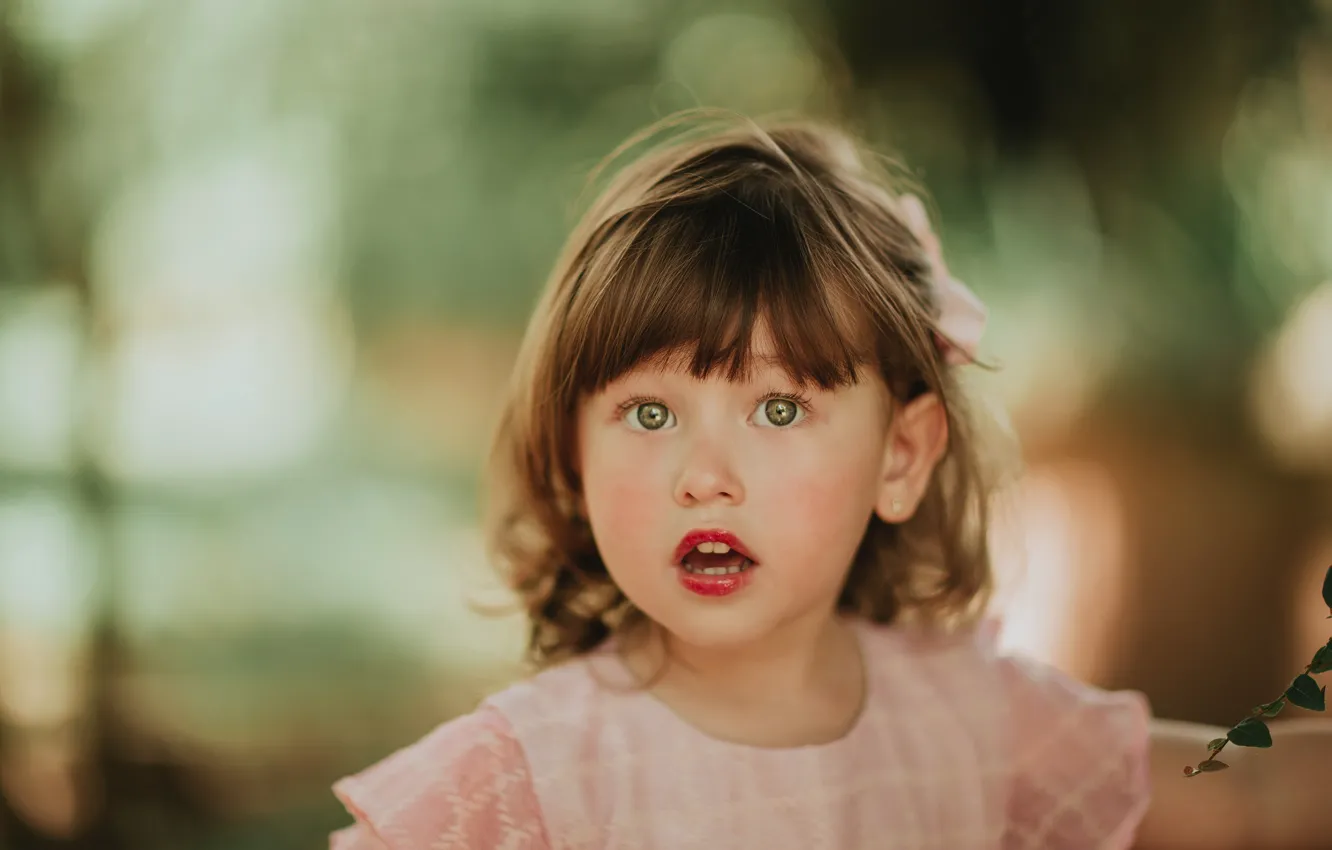 Фото обои взгляд, удивление, green eyes, зеленые глаза, размытый фон, look, little girl, маленькая девочка