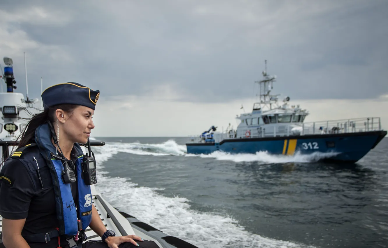 Фото обои Девушка, Корабль, Балтийское море, Baltic Sea, Матрос, ship KBV 312, Swedish Coast Guard, Шведская береговая …