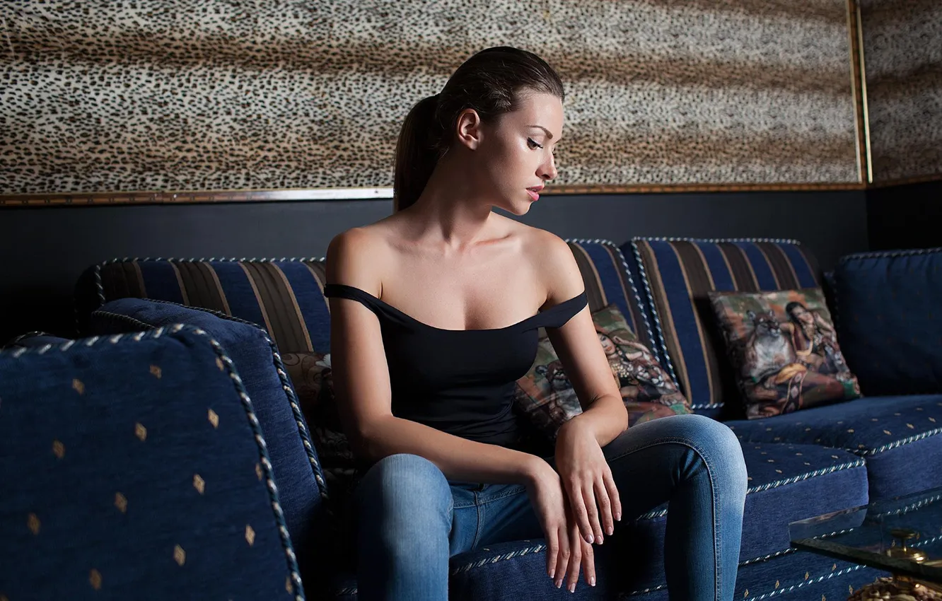 Фото обои girl, beautiful, model, jeans, sweet, brunette, tank top, charming