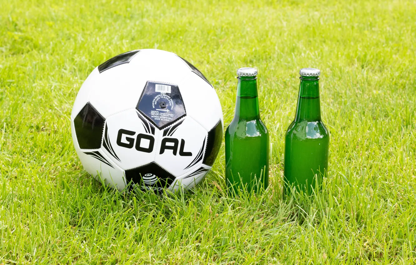 Фото обои зелень, поле, трава, газон, футбол, мяч, бутылки, боке