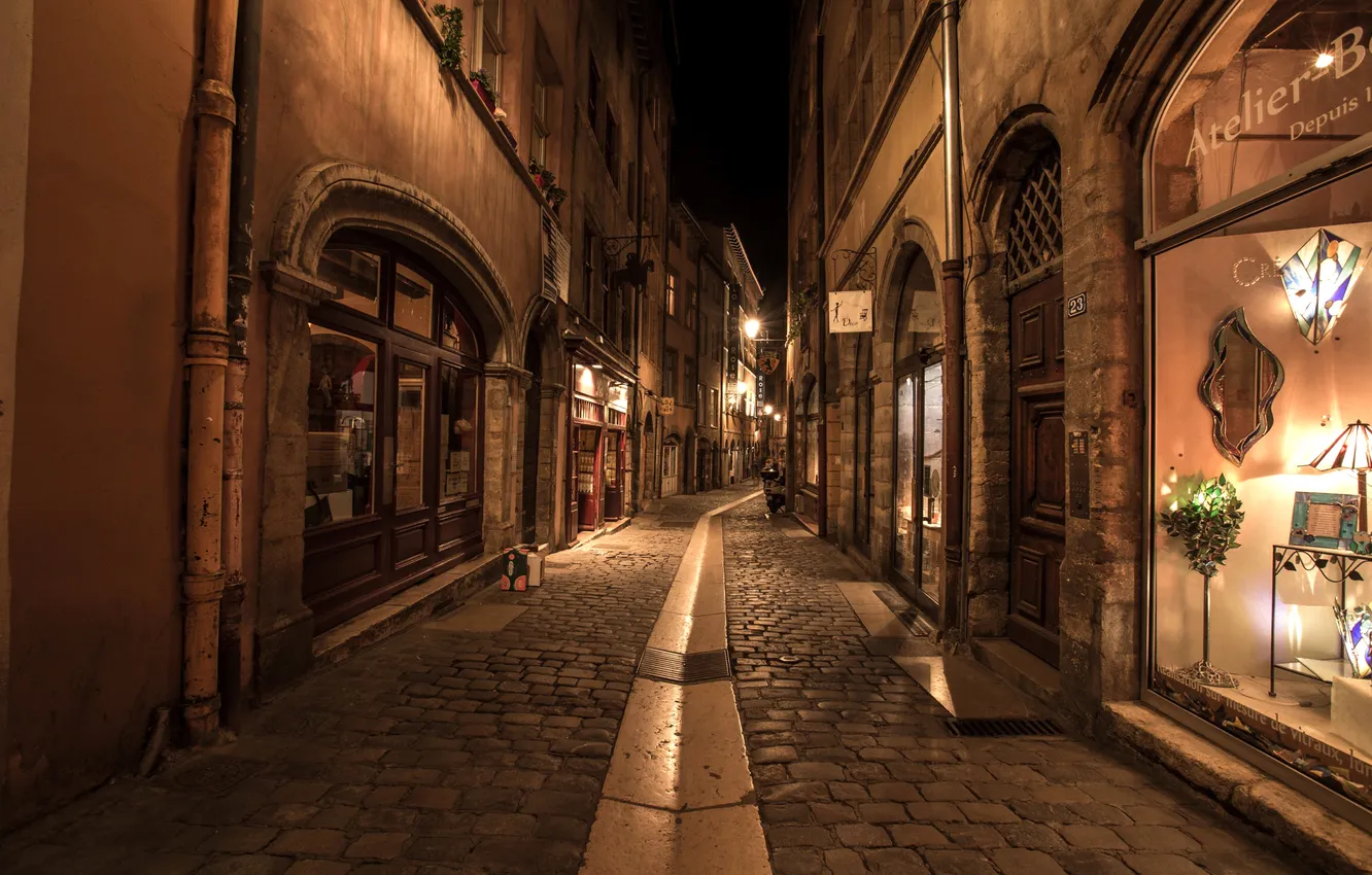 Фото обои ночь, огни, улица, Франция, дома, переулок, Lyon, витрины