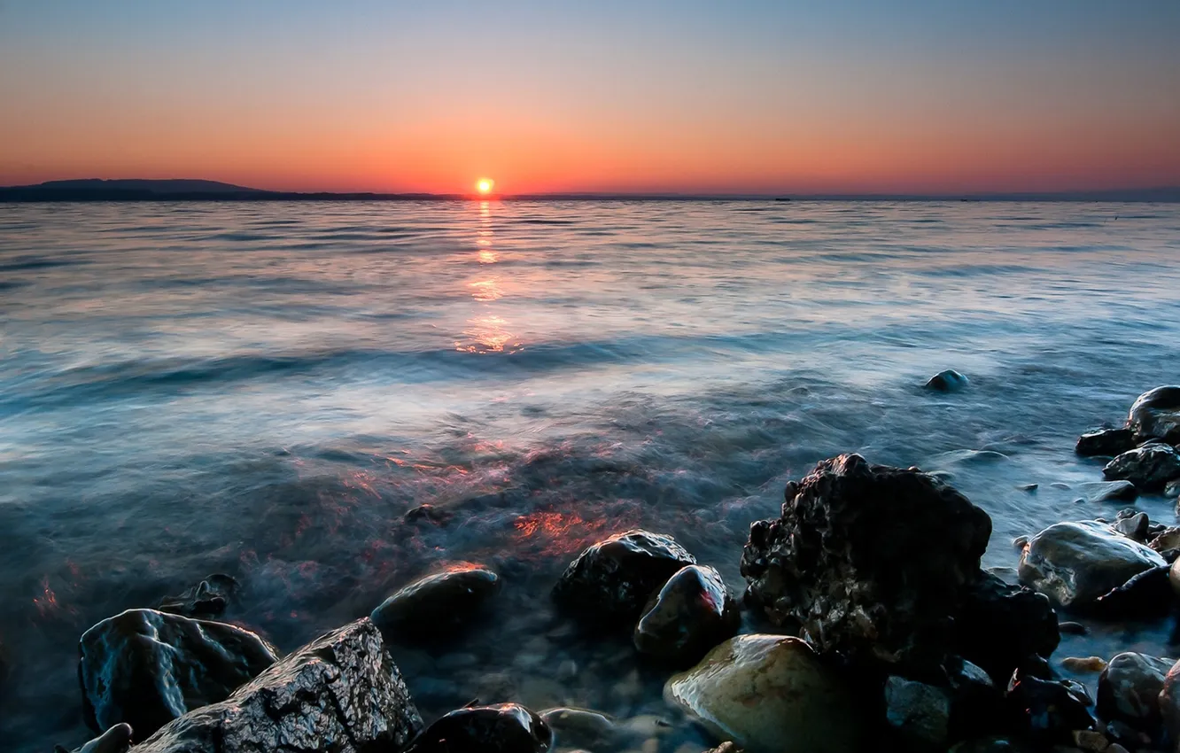 Фото обои море, солнце, закат, камни