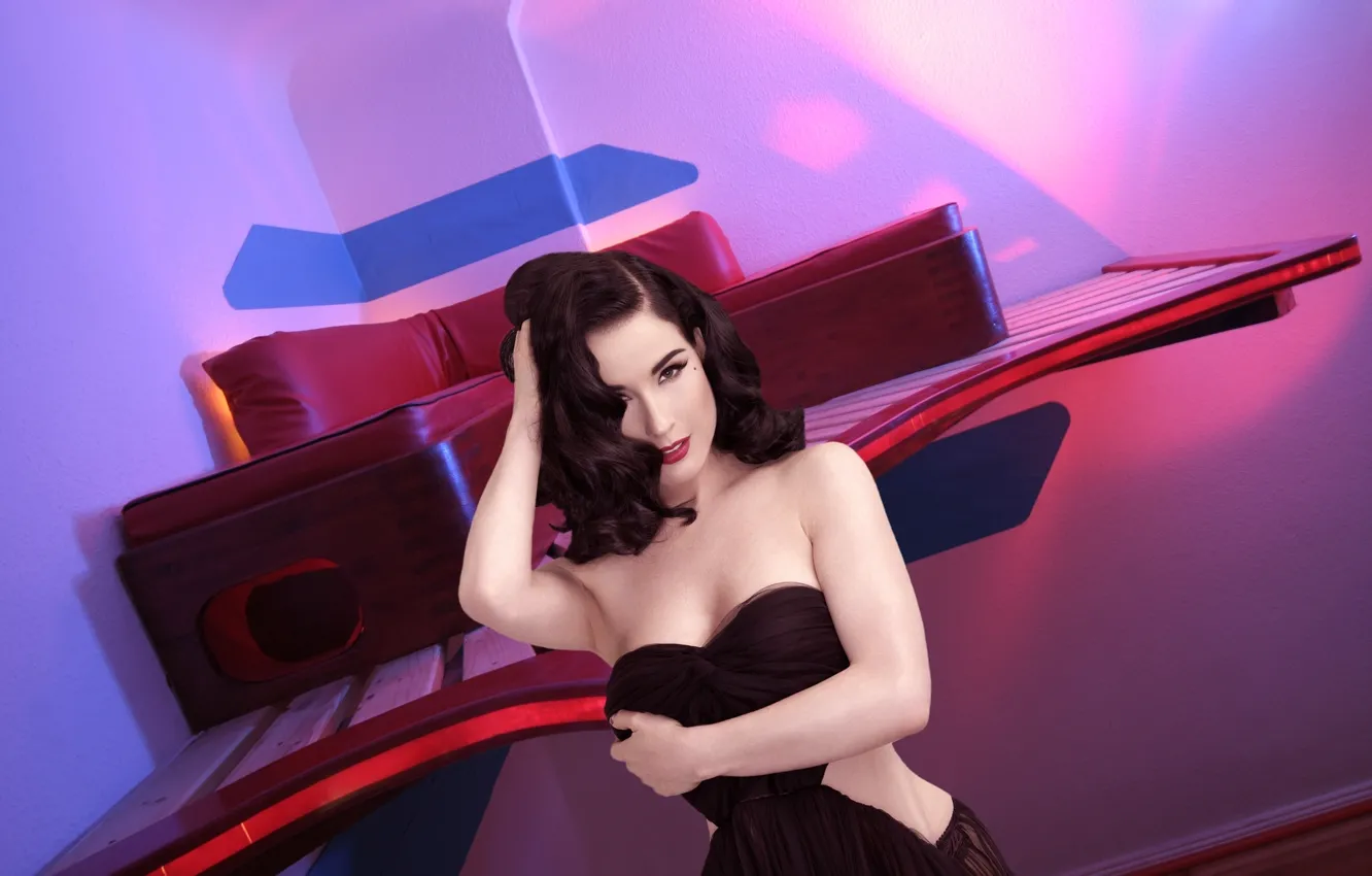 Фото обои Dita Von Teese, Brunette, Couch