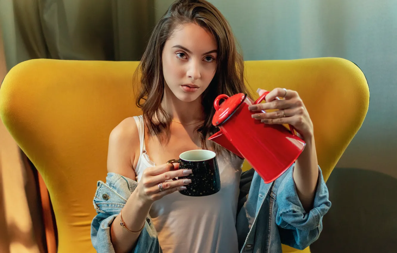 Фото обои morning coffee, милая девушка, красивое лицо, cute girl, beautiful face, белая футболка, утренний кофе, mug …