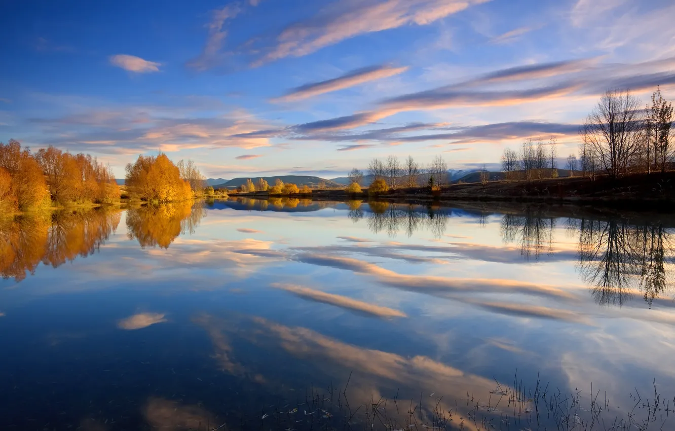 Фото обои небо, облака, деревья, озеро, отражение
