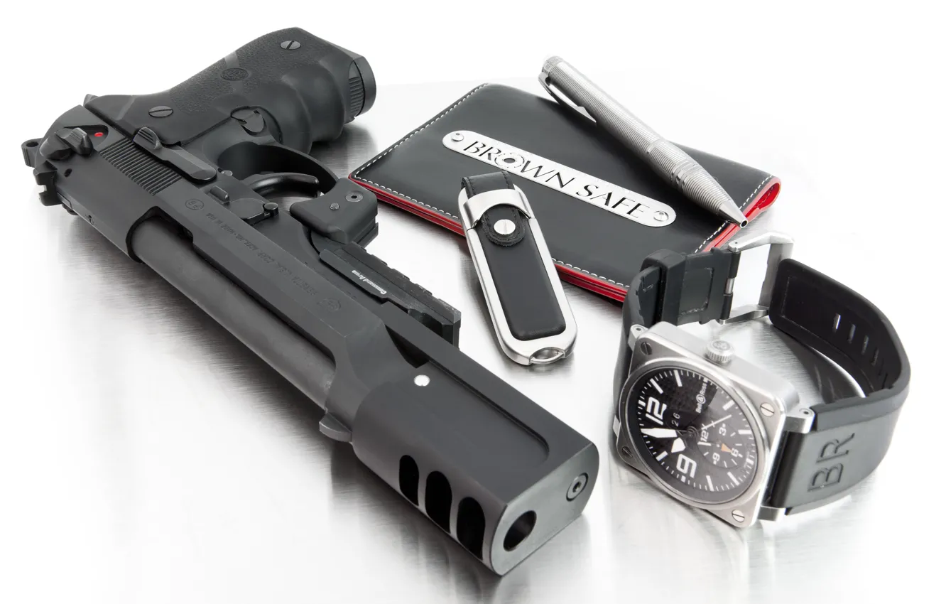 Фото обои часы, ручка, брелок, 9mm, Beretta, бумажник, дульный тормоз компенсатор