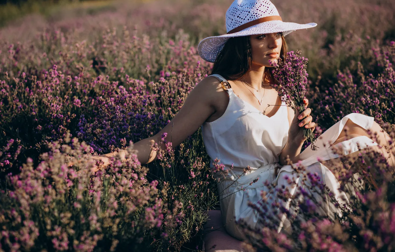 Фото обои девушка, цветы, портрет, шляпа, лаванда, лавандовое поле